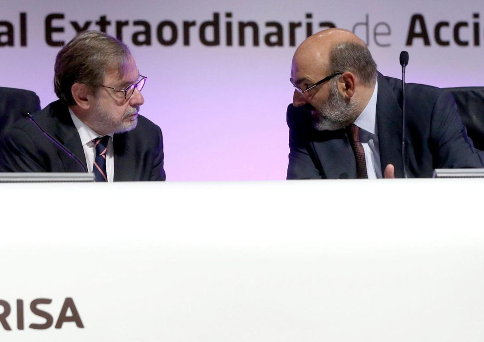 Foto: El presidente del Grupo Prisa, Juan Luis Cebrián, conversa con el consejero delegado, Fernando Abril-Martorell. (EFE)