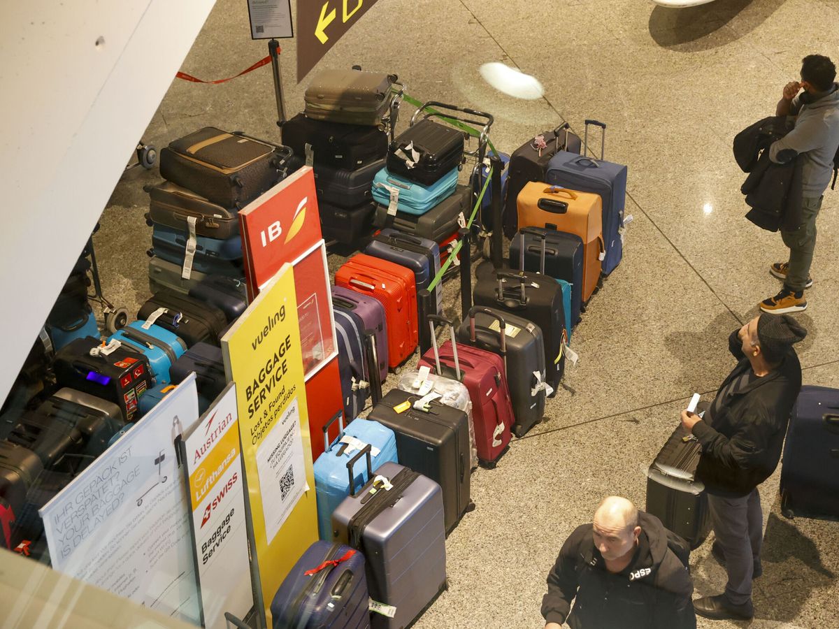 Foto: Sigue el problema con maletas sin cargar en Bilbao por la huelga del 'handling' de Iberia. (EFE/Luis Tejido)