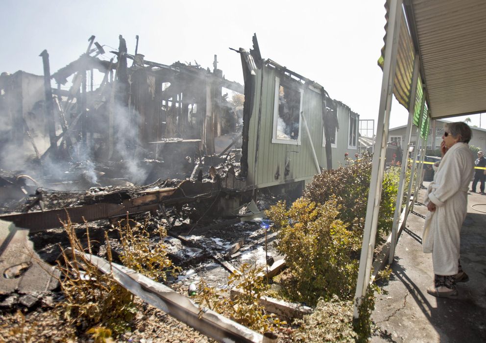 Foto: Nola Rawlins observa su casa después de haber sido destruída por el seísmo. (Efe) 