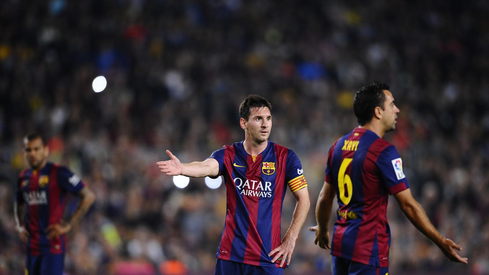 Foto: Alves, Messi y Xavi durante un partido (AP)