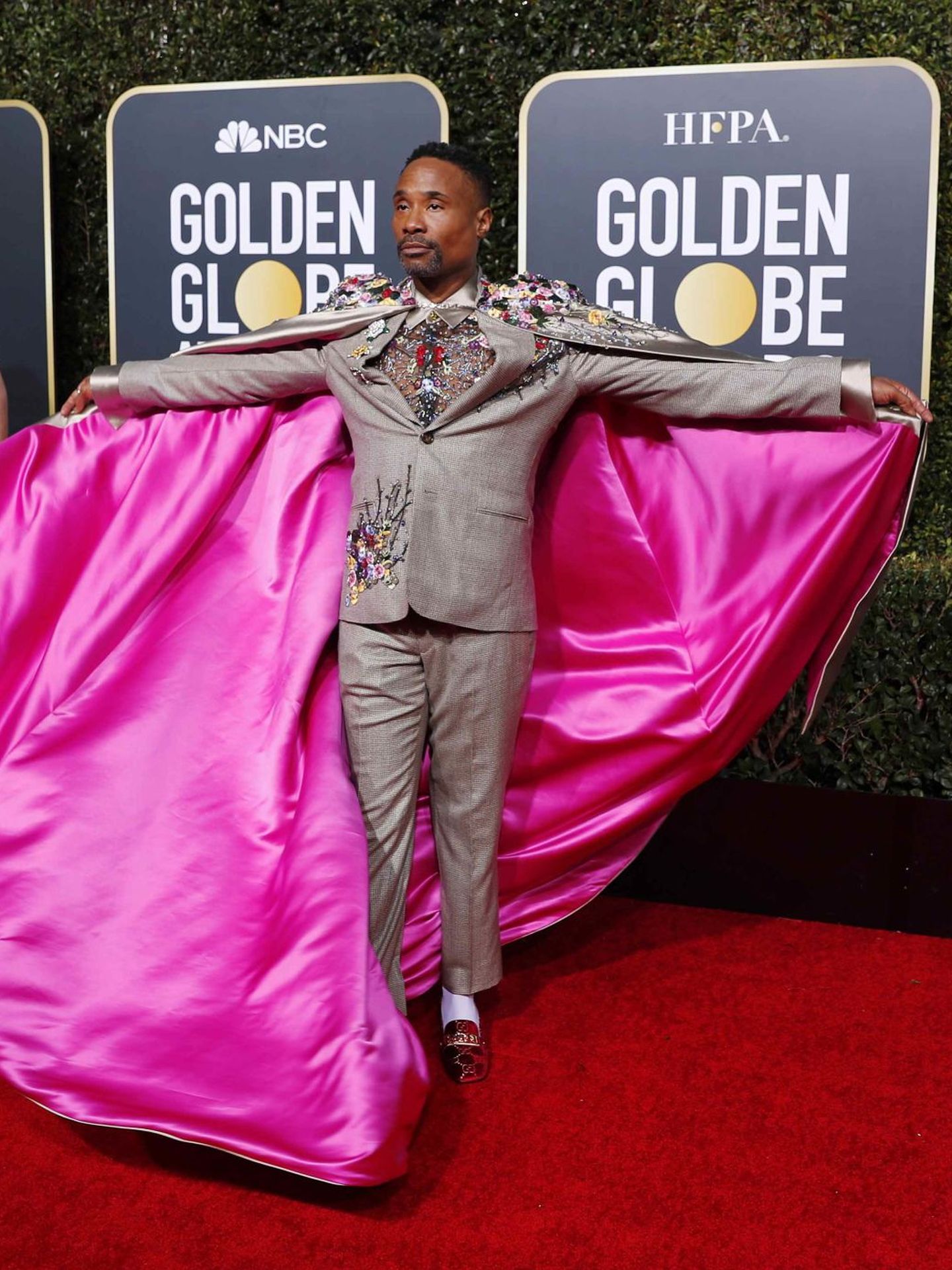 Billy Porter, con su capa fucsia en los Golden Globe de 2019. (Reuters/Blake)