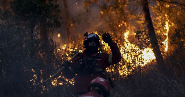 Foto: Bomberos tratan de extinguir el fuego cerca de Macao (Portugal). (Reuters)