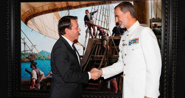Ferrer-Dalmau con el Rey Felipe en la presentación de su cuadro en el Museo Naval. (armada.defensa.gob.es)