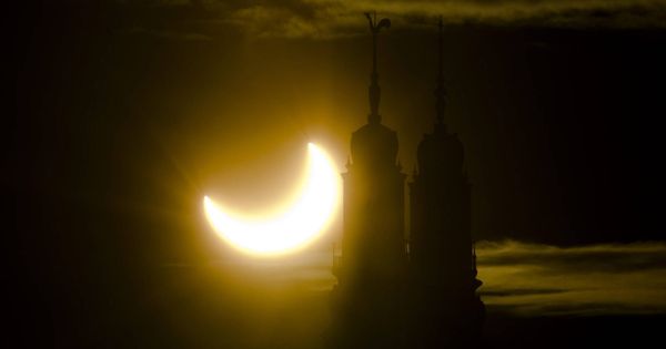 Foto: Vista de la iglesia luterana de Högalid, en Estocolmo, durante un eclipse solar parcial, en enero de 2011. (Reuters)