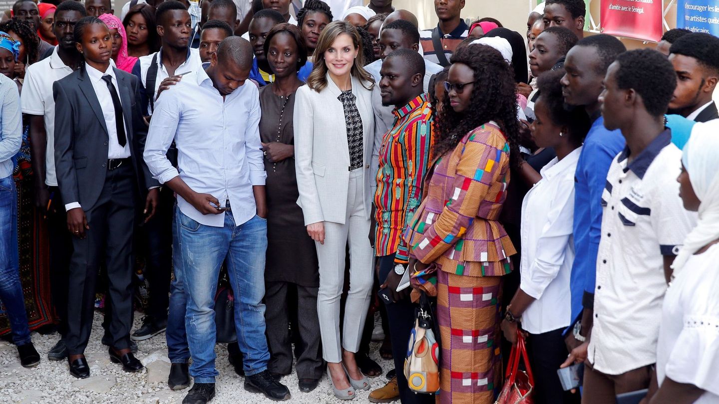 La Reina en la Universidad de Dakar. (EFE)