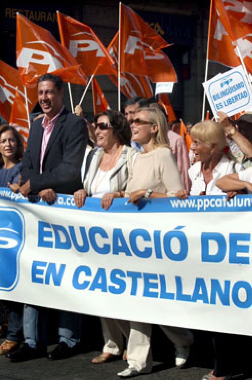 Foto: Ciudadanos resta protagonismo al PP en la manifestación por el bilingüismo en Cataluña