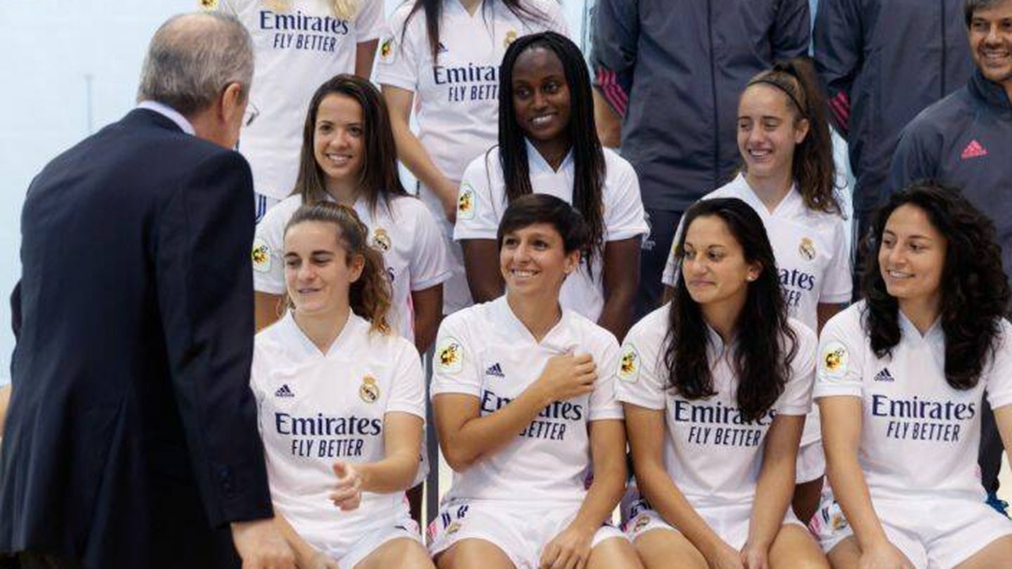 Florentino Pérez, con el Real Madrid femenino, en una imagen de archivo.
