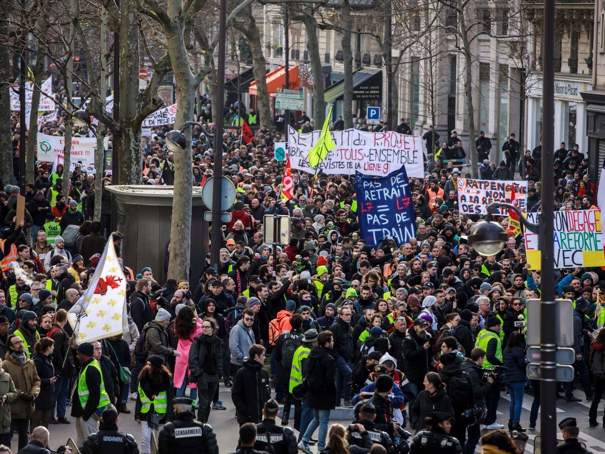 Foto: Imagen de archivo de una manifestación en París del sector del transporte y los 'chalecos amarillos'. (EFE)