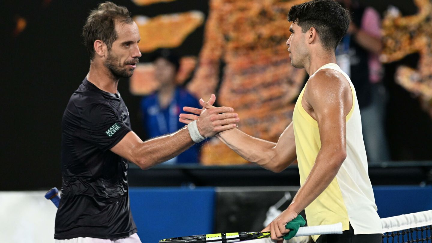 Gasquet y Alcaraz, tras jugar en el Open de Australia. (EFE/EPA/Lukas Coch)