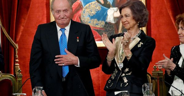 Foto: El rey Juan Carlos junto a la reina Sofía, durante el acto académico con el que la Real Academia de la Historia. (EFE)