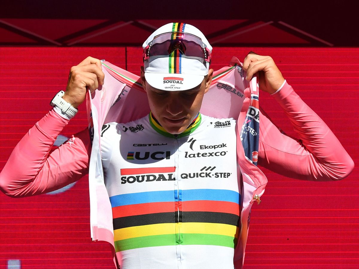 Foto: Remco Evenepoel se enfunda la 'maglia rosa' que le acredita como líder del Giro, tras ganar la Etapa 1 (REUTERS/Jennifer Lorenzini)