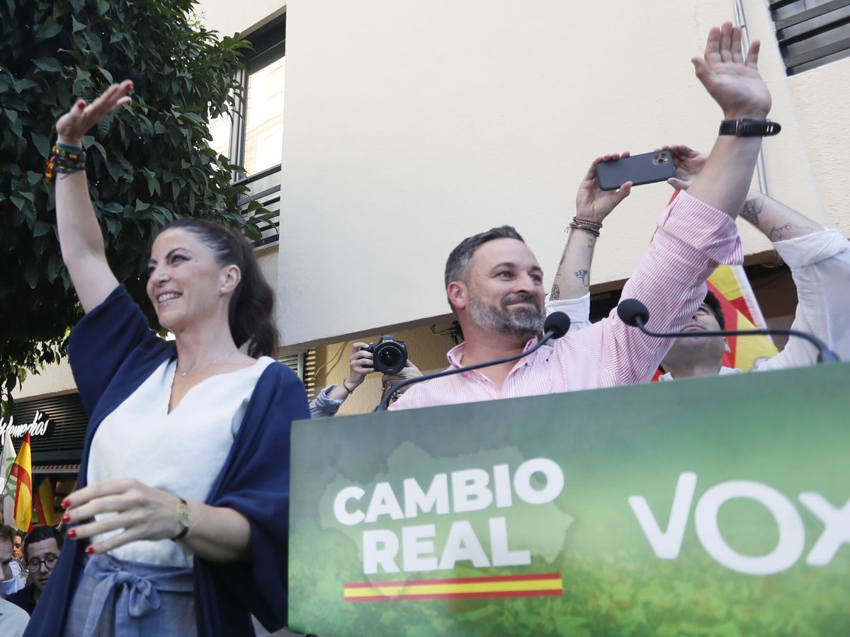 Foto: Santiago Abascal y Macarena Olona, en un acto en Sevilla en la campaña de las autonómicas. (EFE/José Manuel Vidal)