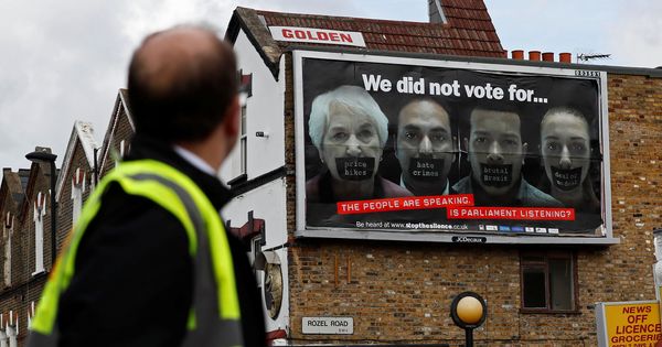 Foto: Un hombre mira un cartel anti-Brexit en Londres, el 6 de marzo de 2017 (Reuters)