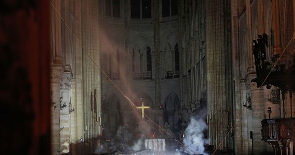 Foto: Los bomberos lograron que las llamas apenas llegaran al interior de la catedral (Foto: Reuters/Philippe Wojazer)
