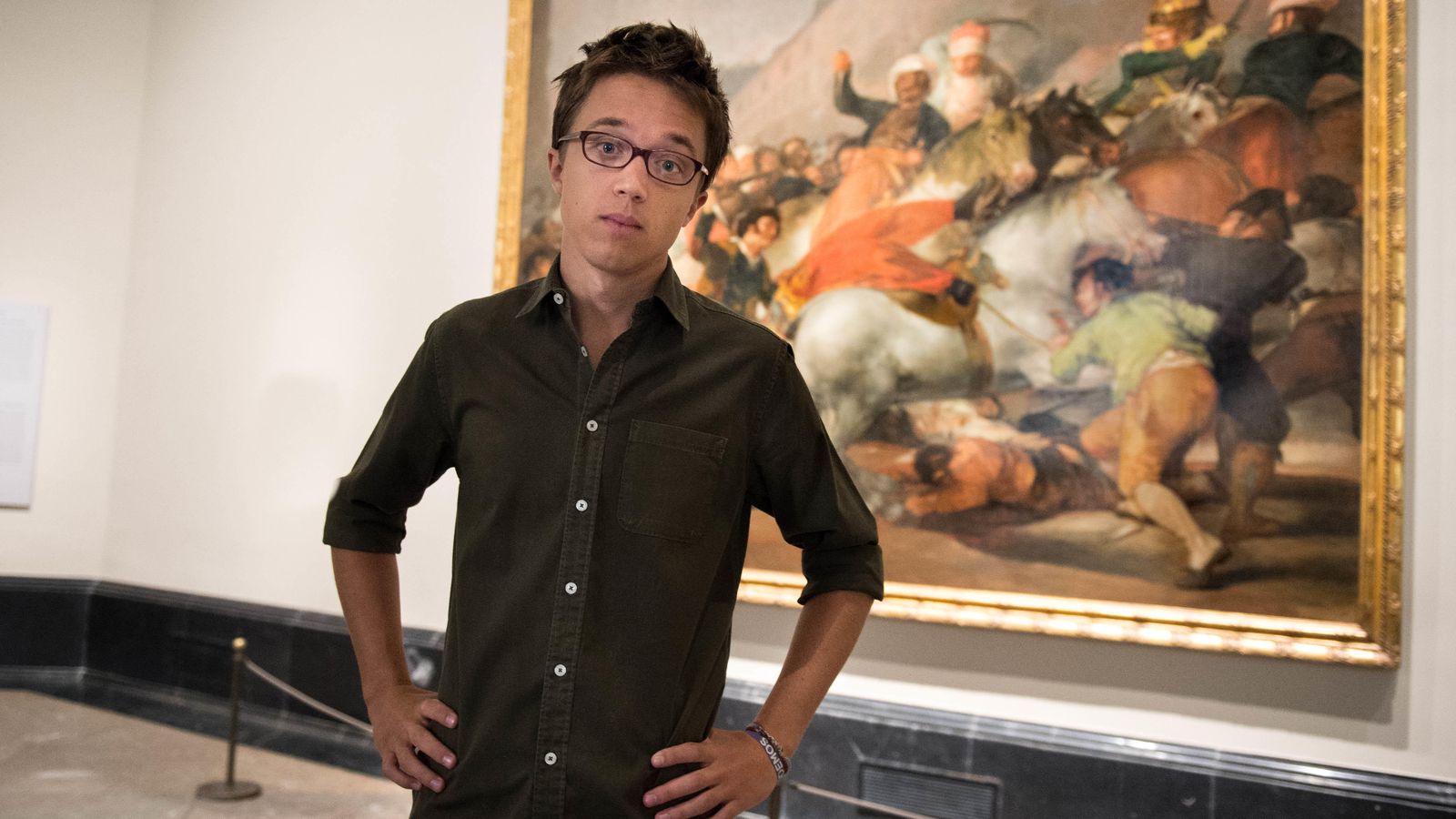 Foto: El secretario de Política de Podemos ante 'La lucha de los mamelucos', de Goya. (DANIEL MUÑOZ)