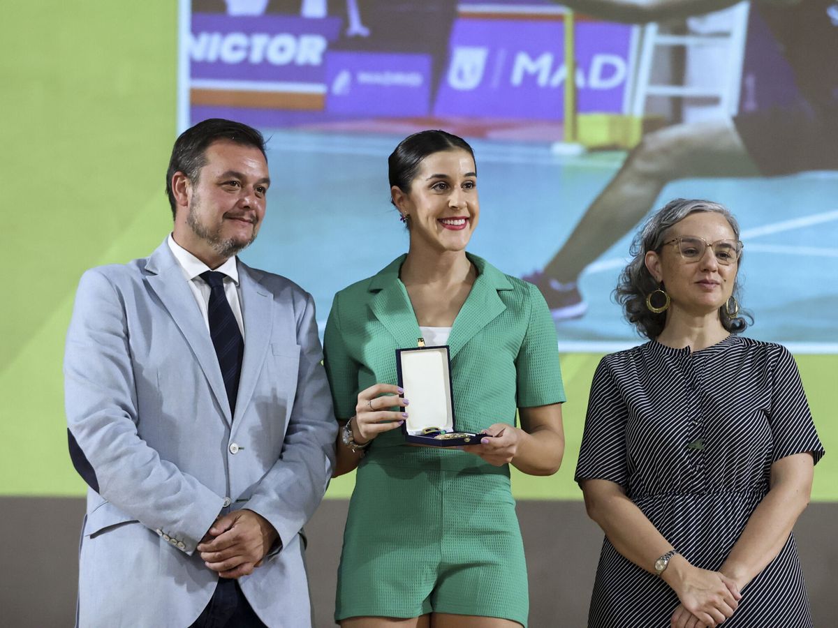 Foto: Francos, junto a Carolina Marín, Medalla de Oro de la ROMD. (EFE/Kiko Huesca)