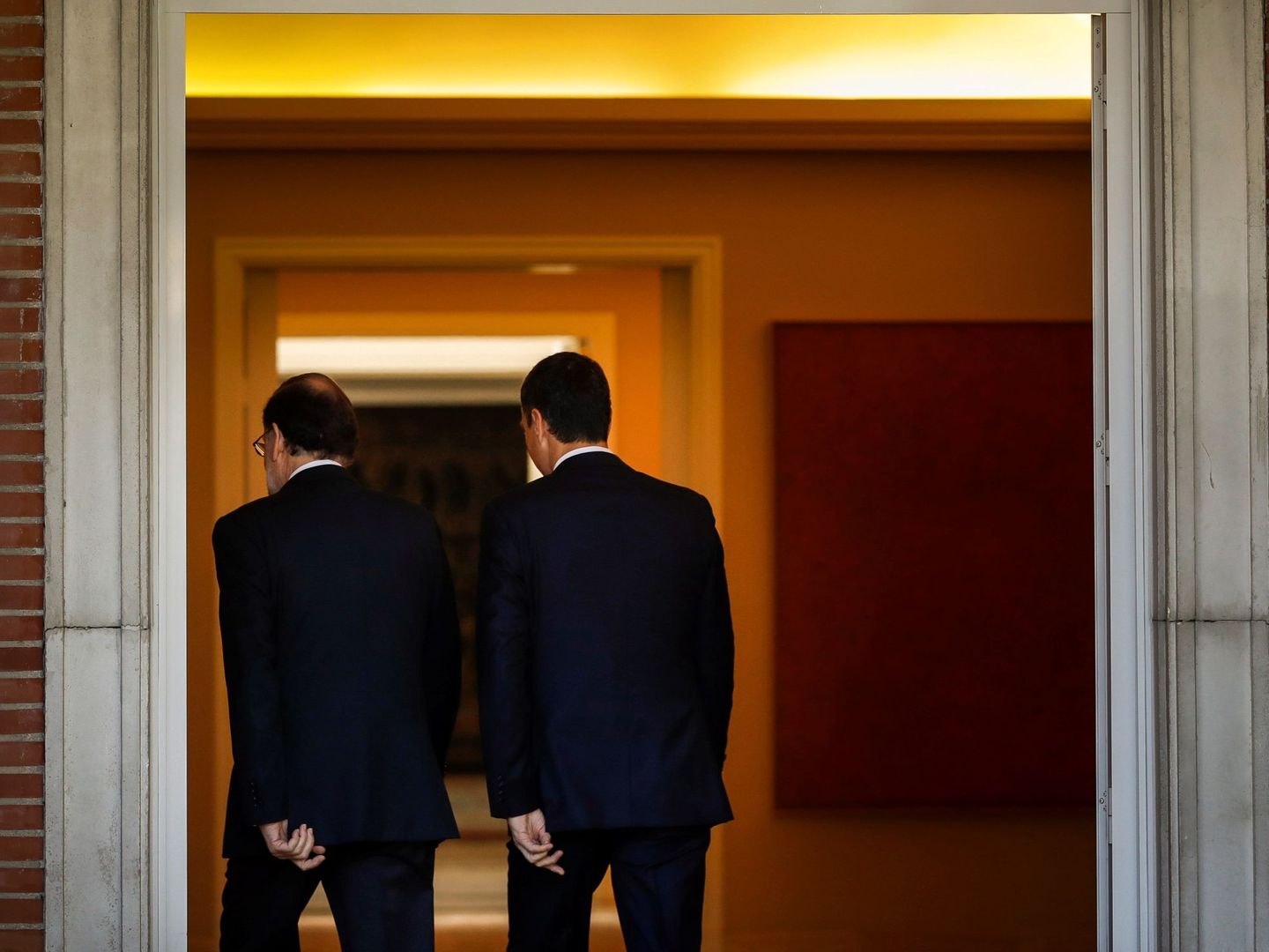 Mariano Rajoy y Pedro Sánchez antes de una reunión en Moncloa. (EFE)