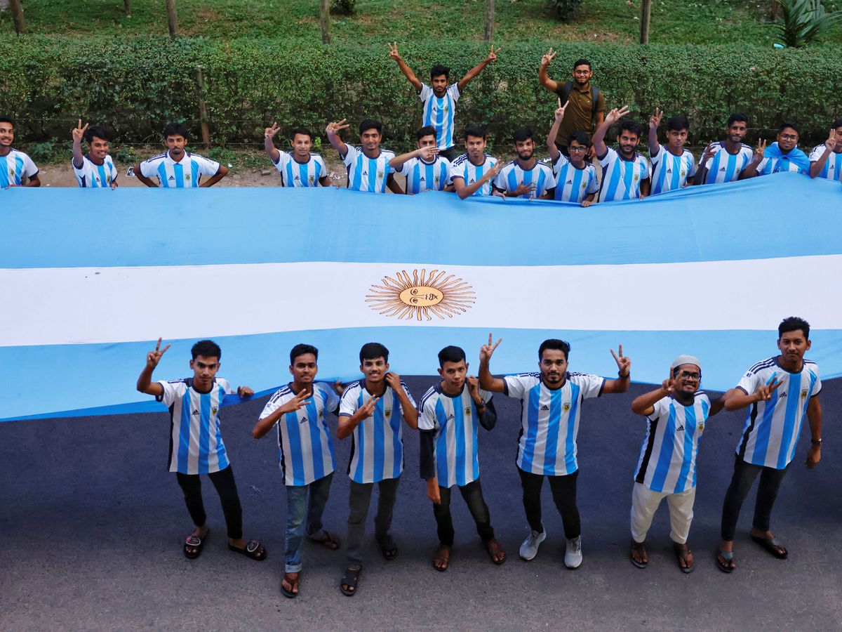 Foto: Aficionados del fútbol de Argentina en Bangladesh. (Reuters/Mohammad Ponir Hossain)