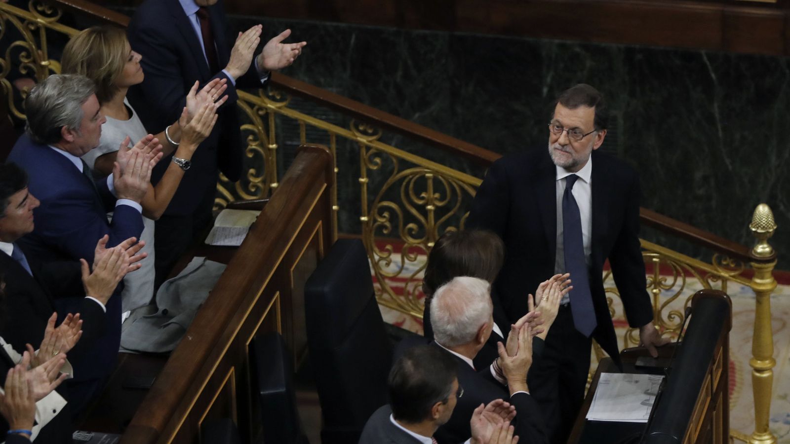 Foto: El presidente del Gobierno, Mariano Rajoy (d), recibe los aplausos de sus diputados tras pronunciar su discurso en el debate de investidura. (EFE)