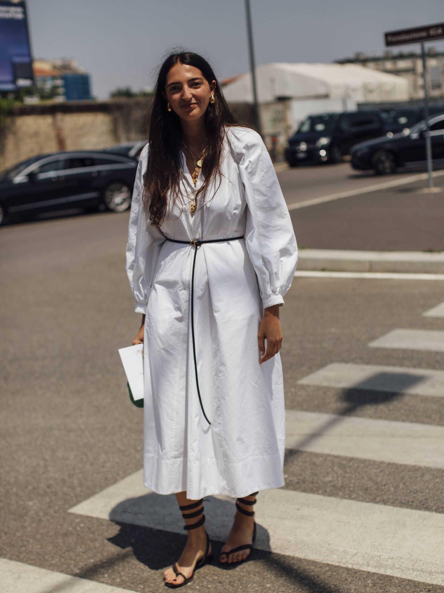 10 looks a la moda para llevar un vestido blanco este verano