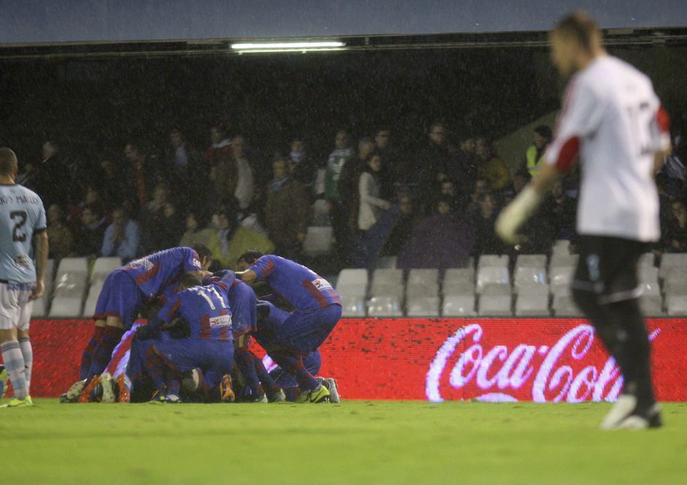 Foto: Los jugadores del Levante celebran el tanto de Diop (Efe).