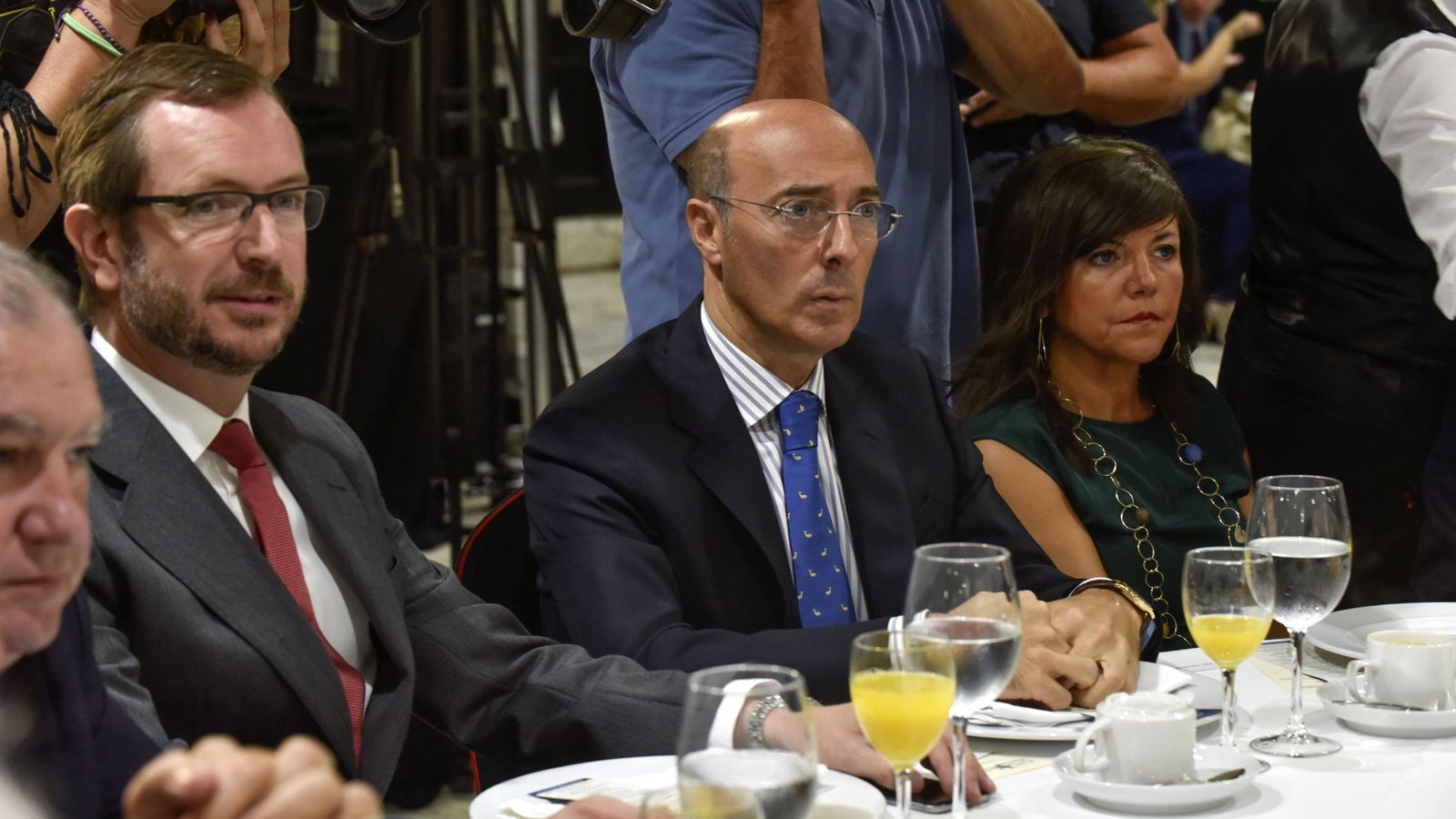 Foto: El popular Javier Maroto (i); Carlos Urquijo (c), delegado del Gobierno en el País Vasco; y, Nerea Llanos (d), secretaria General del PP vasco.