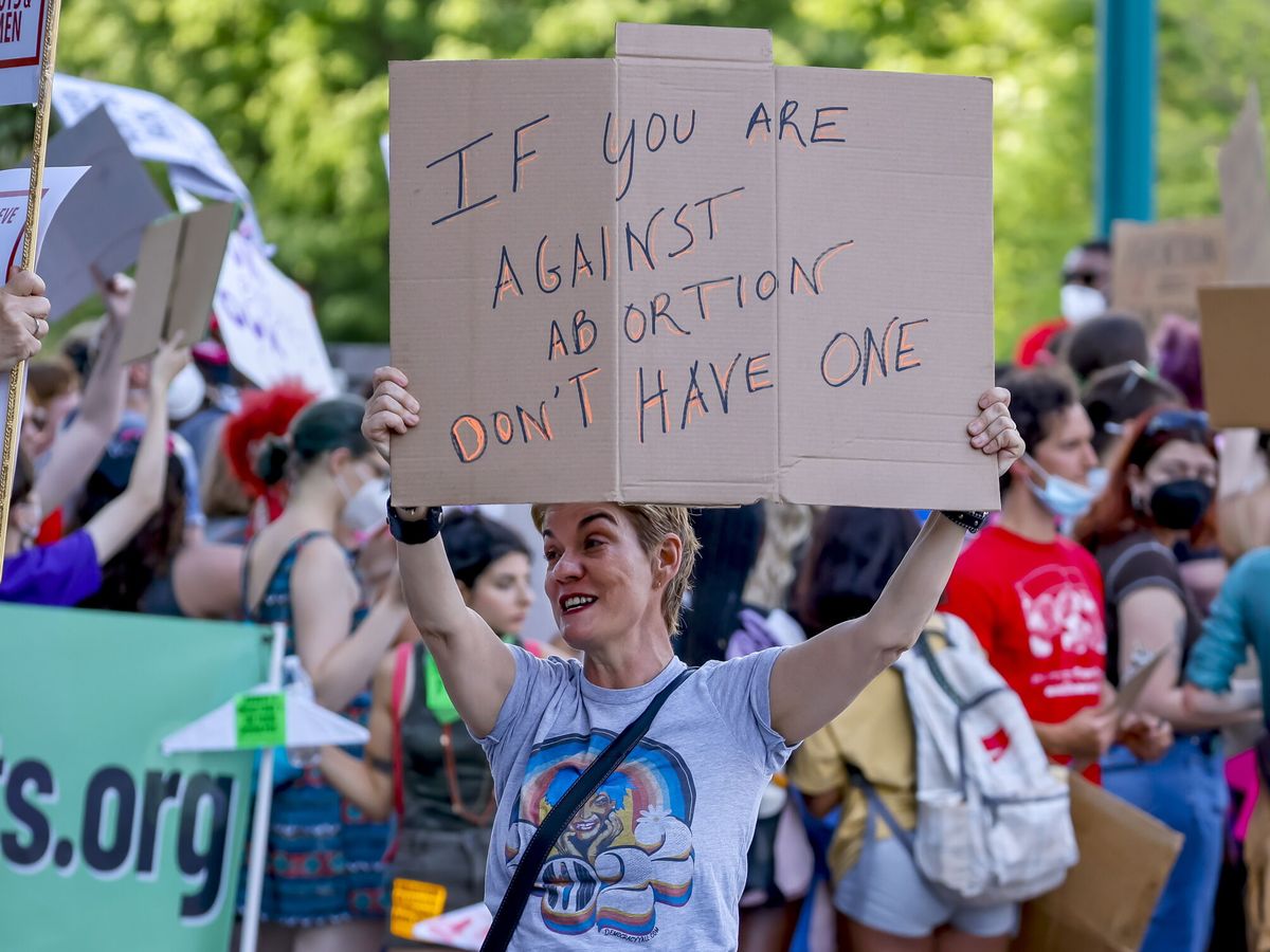 Foto: Protestas en Atlanta (EEUU) contra el borrador que pretende abolir el derecho al aborto. (EFE/Erik S. Lesser)