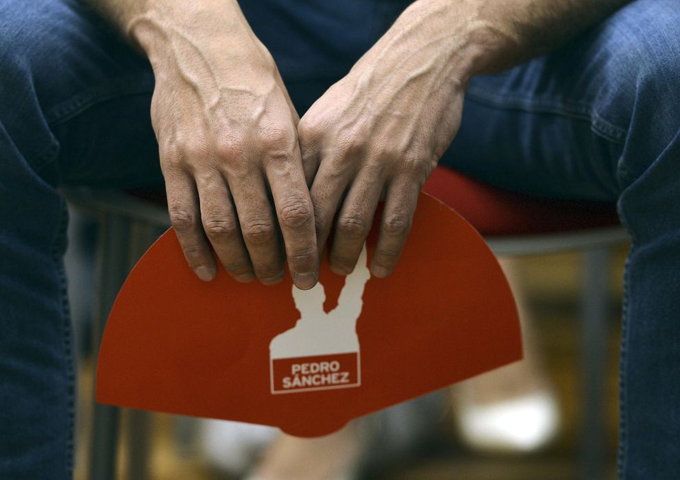 Foto: Detalle de las manos de Pedro Sánchez, con un abanico de su candidatura, en Córdoba. (Efe)