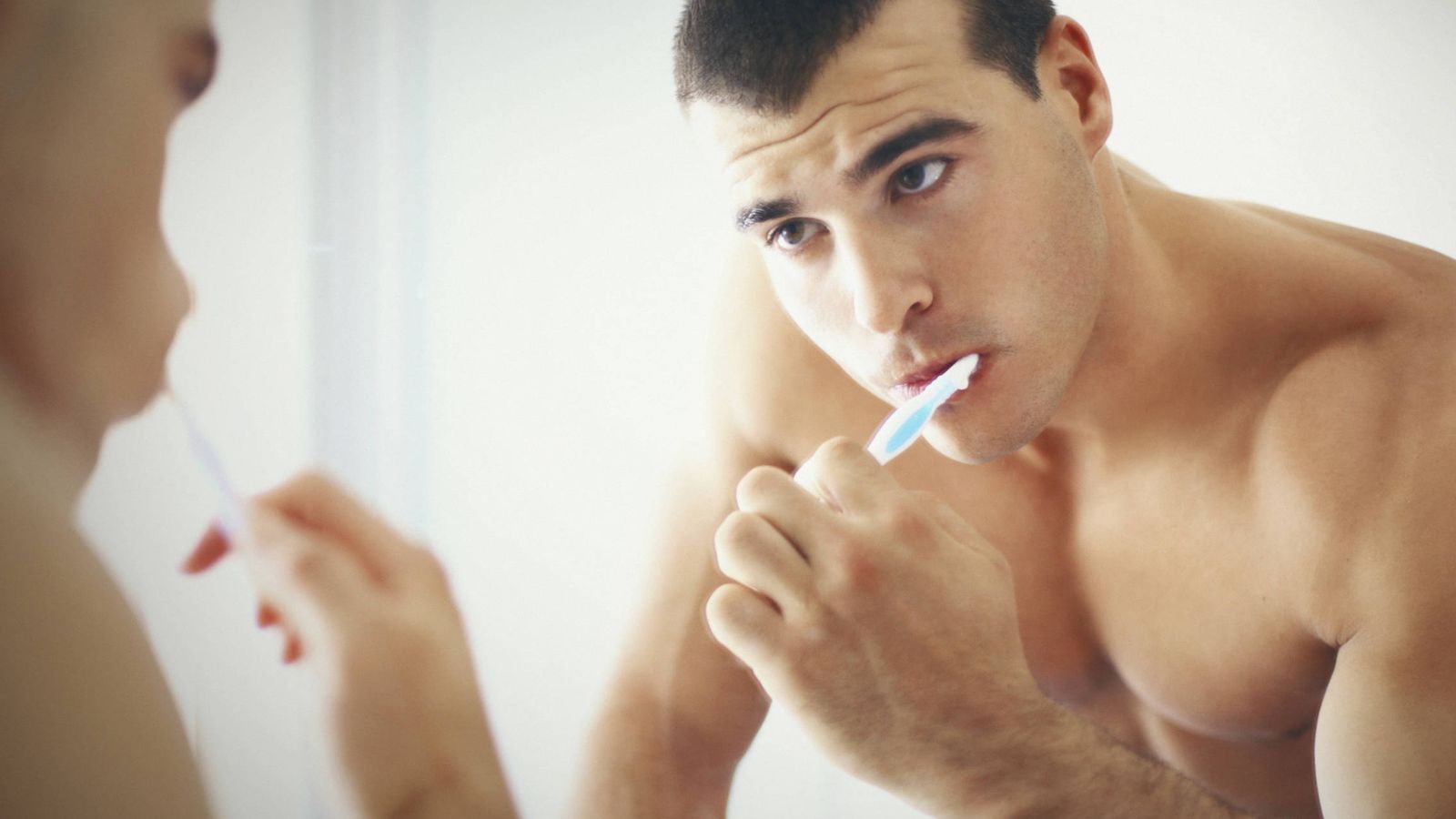 Foto: Te estás lavando mal los dientes, y también los oídos. (iStock)