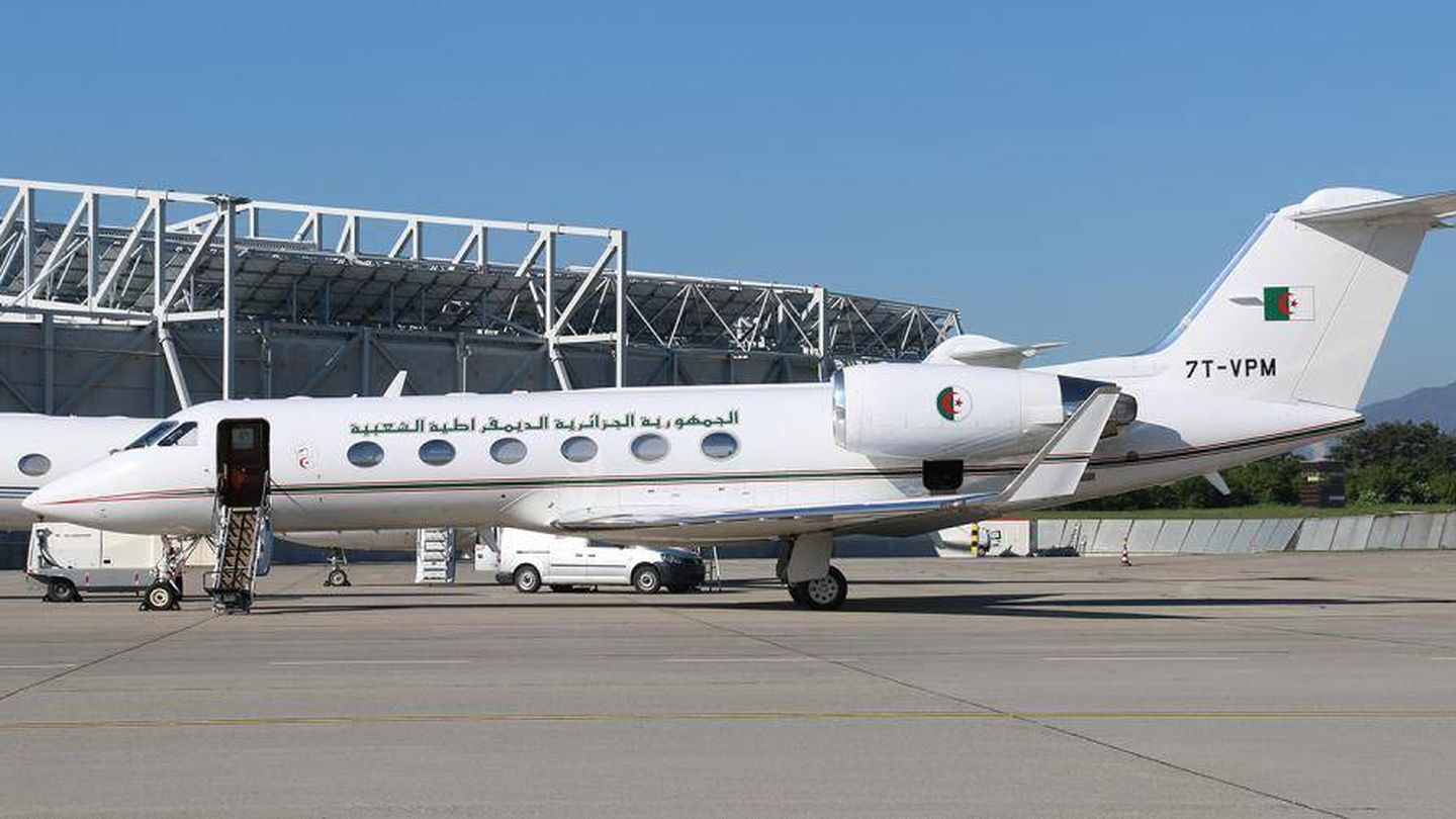 El avión del Estado argelino que trasladó a Brahim Ghali a Zaragoza, aparcado en el aeropuerto de Ginebra.