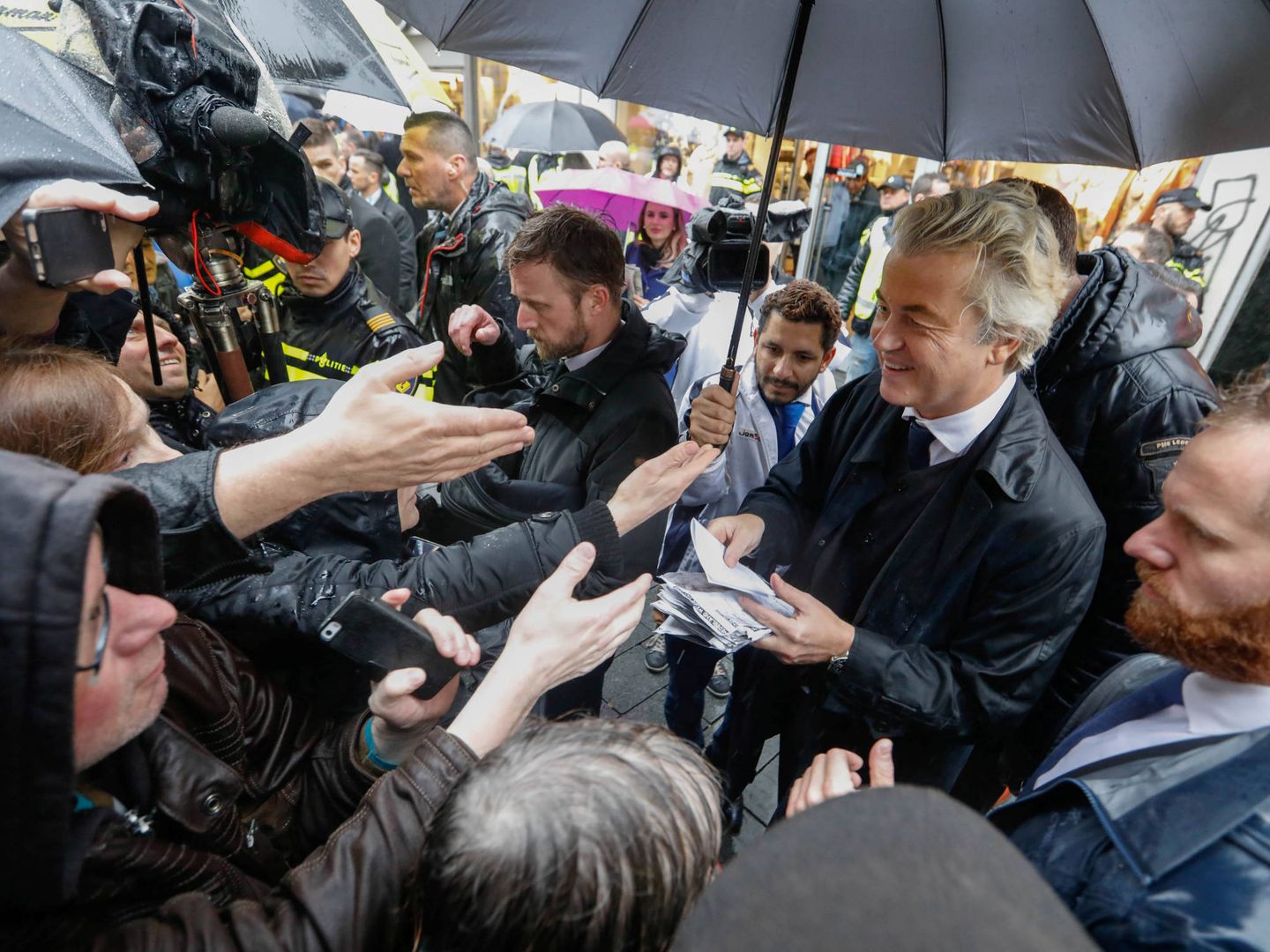 El líder de ultraderecha Geert Wilders saluda a simpatizantes durante un evento de campaña, en Breda. (Reuters)