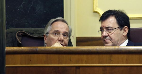 Foto: A la derecha, el diputado del PP Francisco Molinero Hoyos. (EFE)