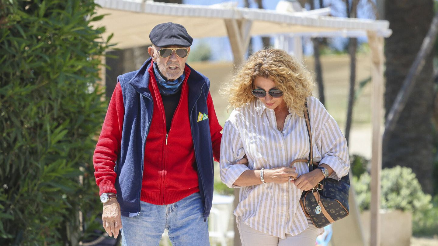 Julián Muñoz acompañado por su hija Eloisa de paseo por Marbella. (Gtres)