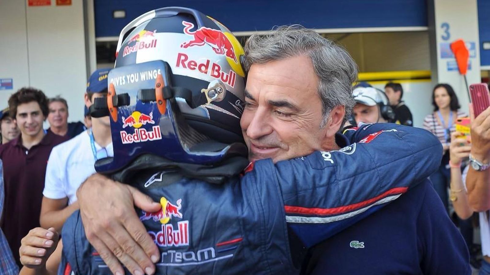 Foto: Carlos Sainz jr abrazando a su padre tras ganar las World Series by Renault