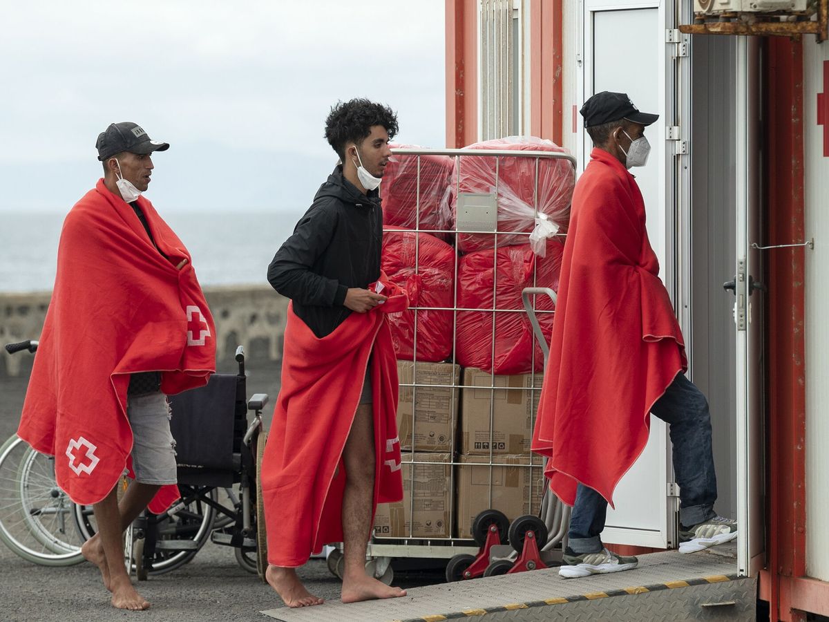 Foto: Imagen de unos inmigrantes a su llegada a Lanzarote. (EFE/Adriel Perdomo)