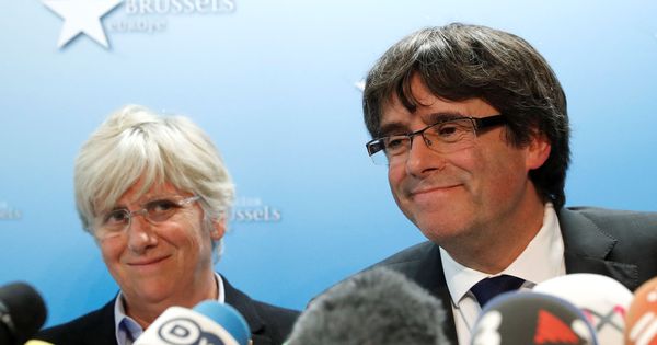 Foto: Clara Ponsatí con Carles Puigdemont durante una rueda de prensa. (Reuters)