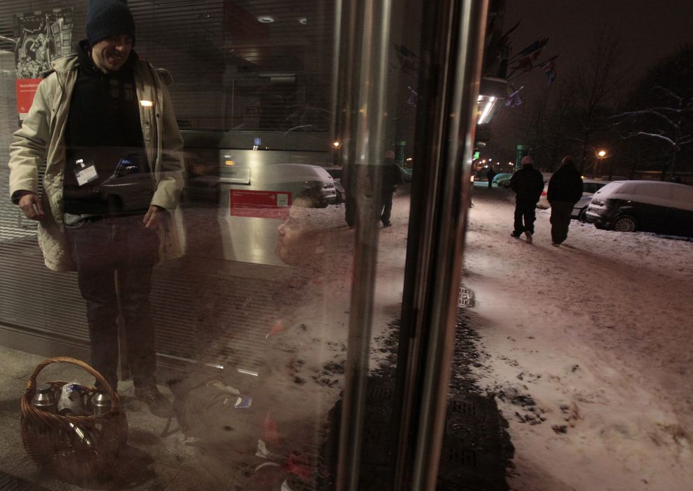 Un voluntario social conversa con un sintecho en una calle de Berlín (Reuters).