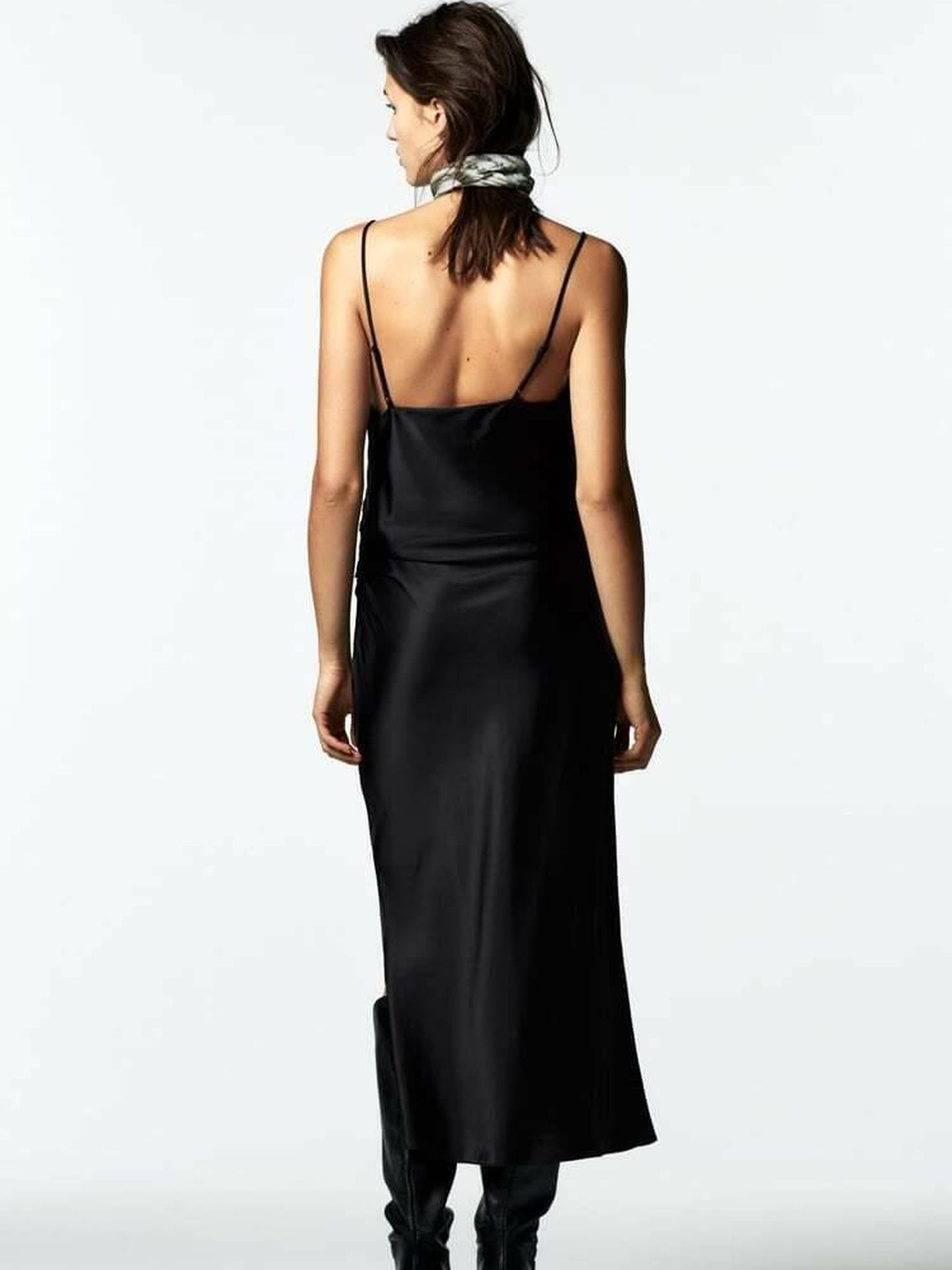 Un vestido negro de Zara. (Cortesía)