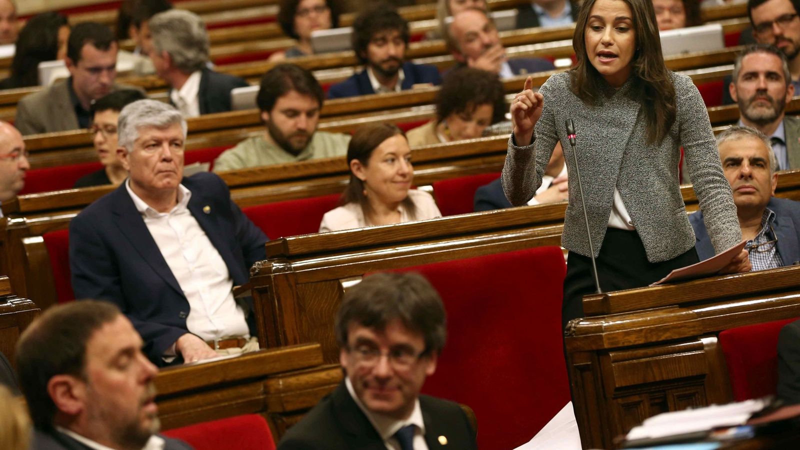 Foto: La líder de Ciudadanos, Inés Arrimadas, pregunta al presidente de la Generalitat, Carles Puigdemont durante la sesión de control al gobierno catalán celebrada en el Parlament. (Efe)