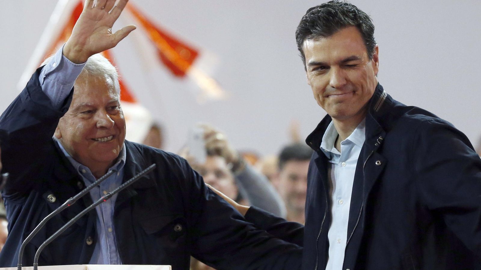 Foto: El secretario general del PSOE, Pedro Sánchez, acompañado por el expresidente del Gobierno Felipe González. (Efe)