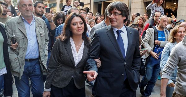 Foto: Carles Puigdemont junto a su mujer Marcela Topor. (Reuters)