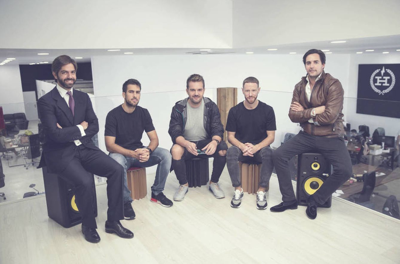 De izquierda a derecha: Borja Oria, socio de Arcano (inverso); Pablo Sánchez, David Moreno y Paco Pérez, cofundadores de Hawkers, y Hugo Arévalo (inversor).