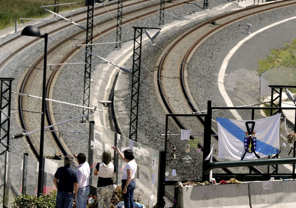 Foto: Varios curiosos observan el lugar del accidente del tren Alvia. (EFE)