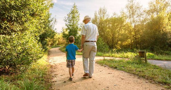Foto: Abuelo y nieto paseando (