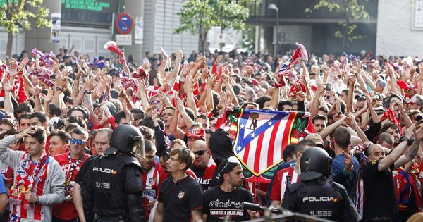 Foto: Aficionados del Atlético de Madrid en mayo de 2017 (Efe)