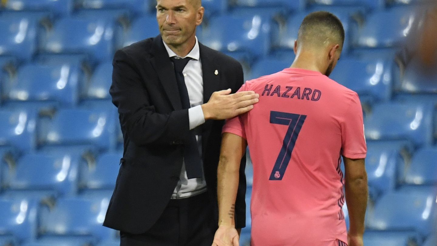 Zidane junto a Hazard tras un cambio del belga. (Efe)