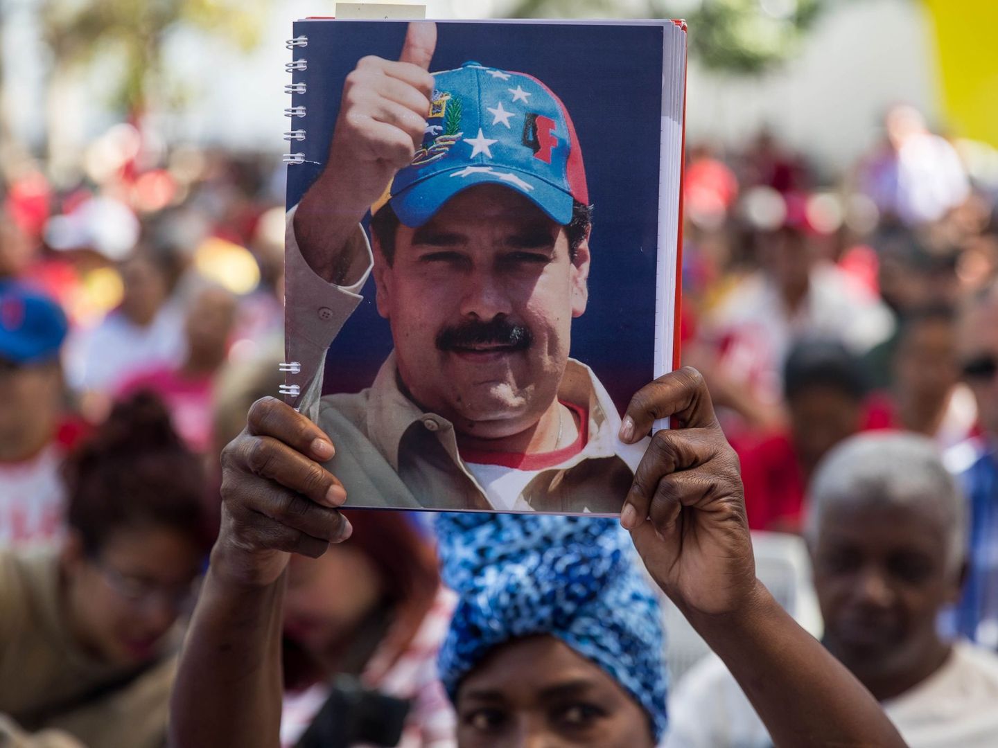 Una mujer seguidora del oficialismo venezolano sostiene una fotografía del presidente Nicolás Maduro. (EFE)