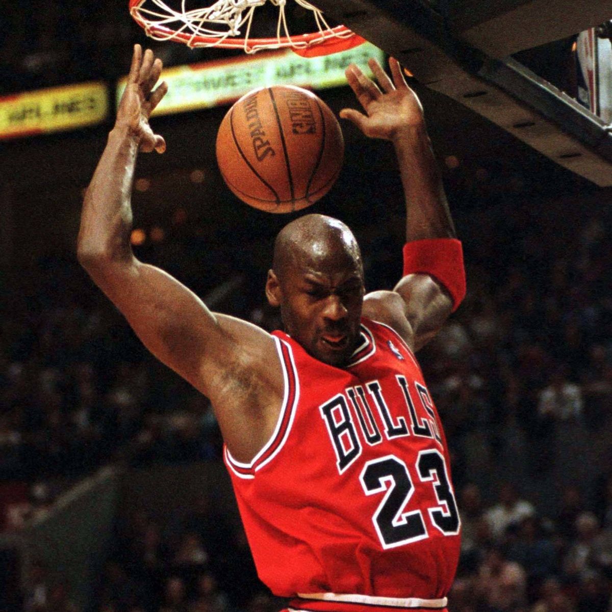 antiguo papelería reacción Cinco minutos de Michael Jordan machacando para celebrar sus 55 años