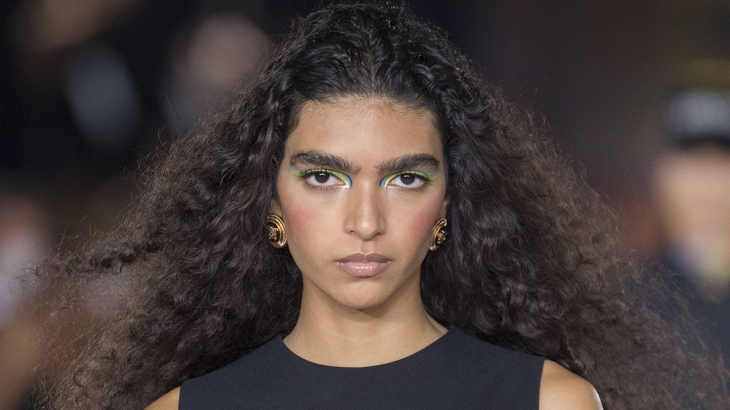 El maquillaje de Versace para la temporada primavera-verano 2022 se apoyaba en un rubor muy intenso. (Imaxtree)