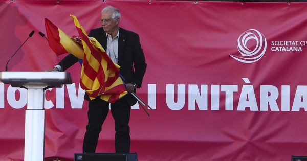 Foto: Pepe Borrell, nuevo ministro de Exteriores, el pasado 29 de octubre en la manifestación de Societat Civil Catalana. (EFE)